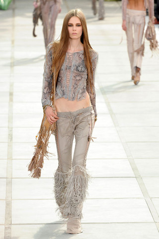 http://wannabemagazine.com/wp-content/gallery/rese/roberto-cavalli-spring-rtw-2011-podium-006_runway.jpg