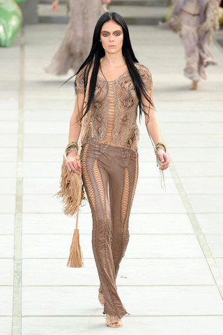 http://wannabemagazine.com/wp-content/gallery/rese/roberto-cavalli-spring-rtw-2011-podium-028_runway.jpg