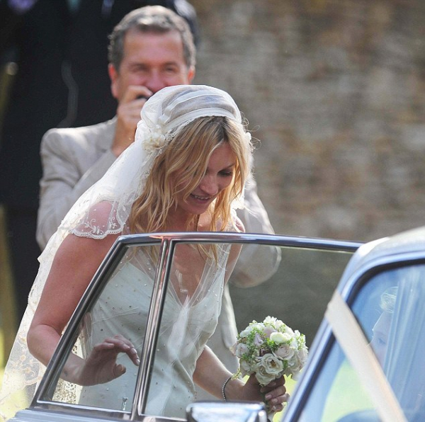 article 2010250 0CD2DA2400000578 970 634x648 Celebrity Wedding: Kate Moss & Jamie Hince