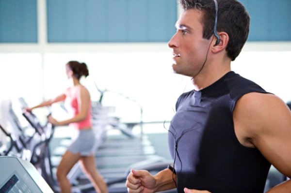 man running with head phones Muzika, najbolja motivacija za trening