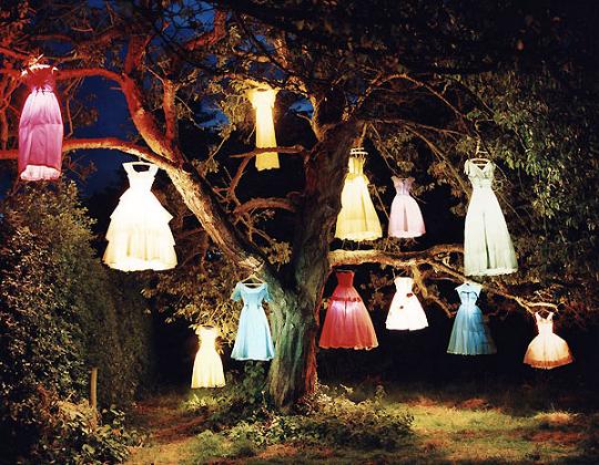 tim walker dresses hanging from trees with lights Odeća je ogledalo duše