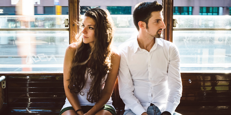 elitedaily simone becchetti couple traveling on train Draga, nije to što misliš!