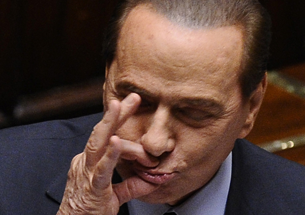 Silvio Berlusconi gestikulira u parlamentu Stil moćnih ljudi: Nit’ manjeg čoveka, nit’ veće dreke