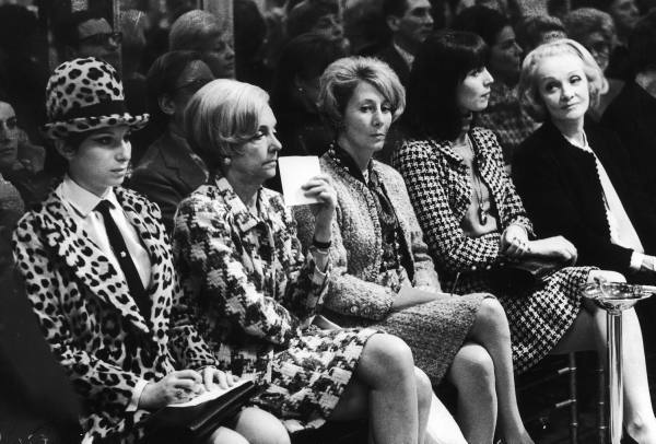 barbra streisand and others marlene dietrich elsa martinelli wearing chanel suits at chanel fashion show 1967 Odelo: Simbol moći