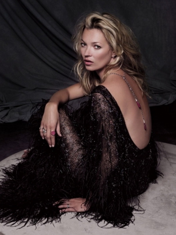 Ogrlica koja savrseno ide uz haljinu otvorenih ledja Kate Moss u Fred Jewelry kampanji