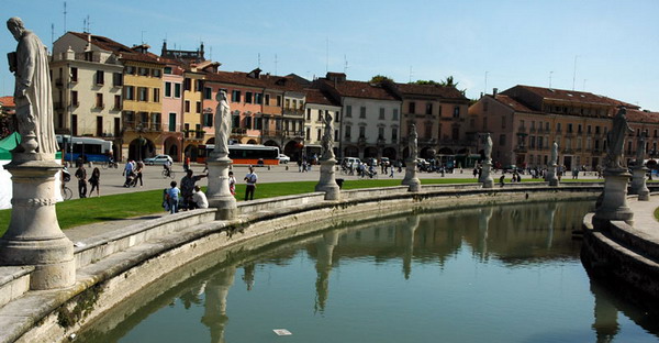 slika35 Trk na trg: Prato della Valle, Padova 