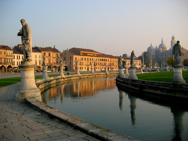 slika41 Trk na trg: Prato della Valle, Padova 