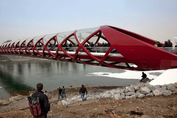 peace bridge by santiago calatrava 1 Da Vinci XXI: Čudnovati nameštaj, crvena spirala i žuti krov