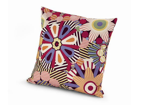 20 Floral Patterned Pillows For Feminine Spaces 5 Trend u enterijeru: Jastuci sa cvetnim printom 