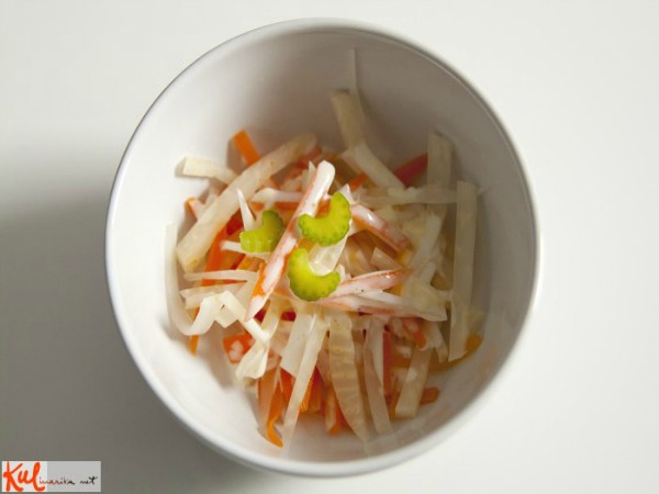 Ukusne poslastice Gotova salata Brza salata sa šargarepom i celerom