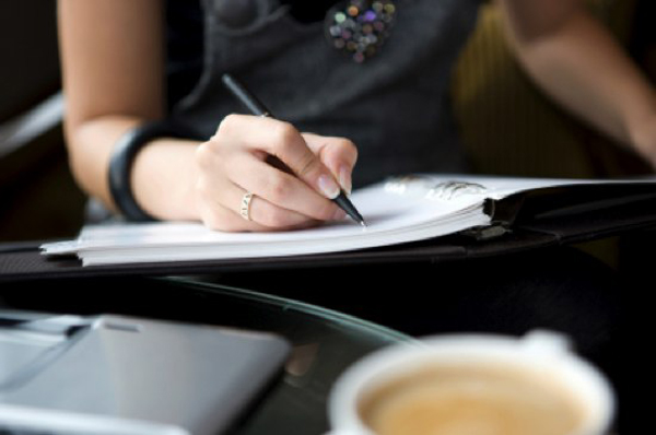 woman writing A ti baš svašta pišeš 