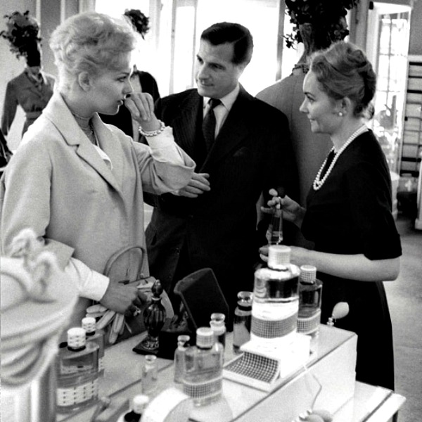 04 Kim Novak kupuje Dior Izložba u Parizu posvećena parfemu Miss Dior