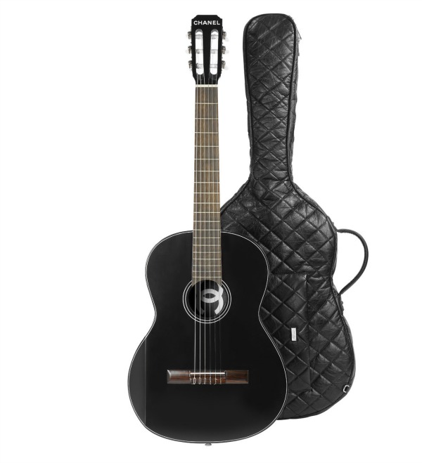 Chanel gitara 12 Chanel proizvoda koje Coco Chanel ne bi odobrila 