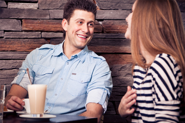 couple flirting at coffee shop Hoću prvo da se bolje upoznamo