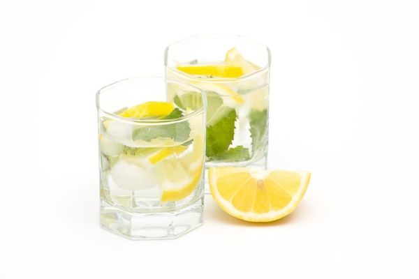 lemon and mint water1 Najbolja jutarnja detoksikacija nakon izlaska