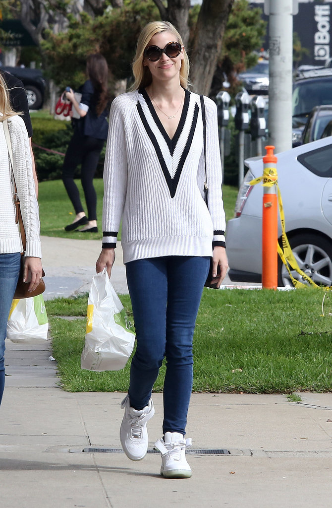 Jaime King preppy cool outfit centered around her sporty Rag Zvezde su odobrile ovaj džemper! 