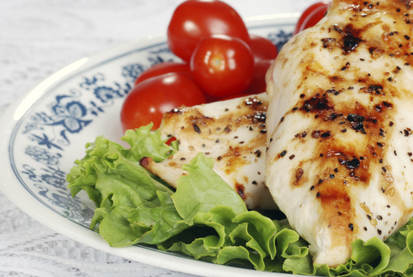 macro grilled chicken with lettuce and tomatoes small Trbušnjaci se prave u kuhinji