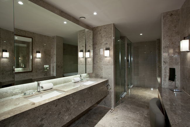 Presidential suite bathroom Hyatt Regency Beograd i Wannabe Magazine nagrađuju: “Najlepši pogled iz sobe”