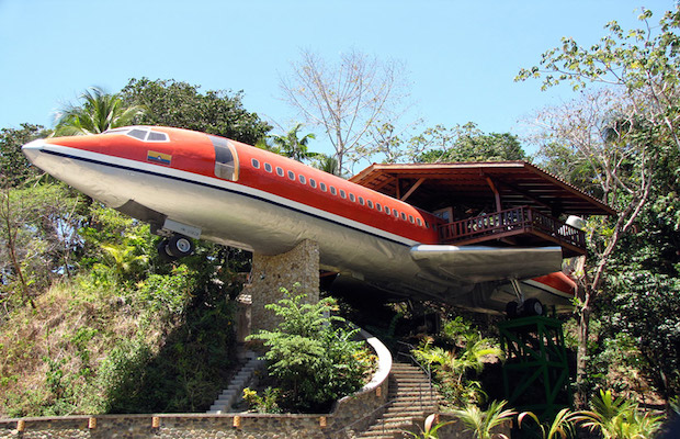 boeing727istransformedintohotelsuiteincostaricandesignboom01 Put oko sveta: Luksuzni apartman avion usred džungle 