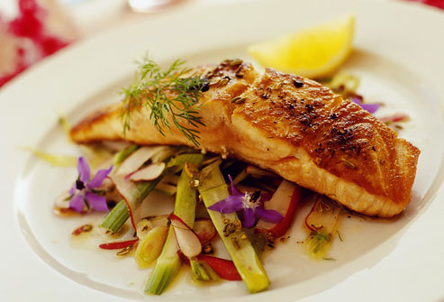 photolibrary rm photo of grilled salmon on vegetables Fitnes meni: Mediteranski četvrtak 