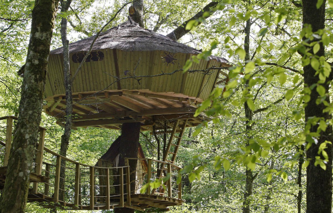 along with various other cabins perched in the trees this round treehouse in le pian medoc in southwestern france is rented by frances natura cabana company for ecological holidays Zanimljivi prizori: Kuće kakve niste viđali do sada