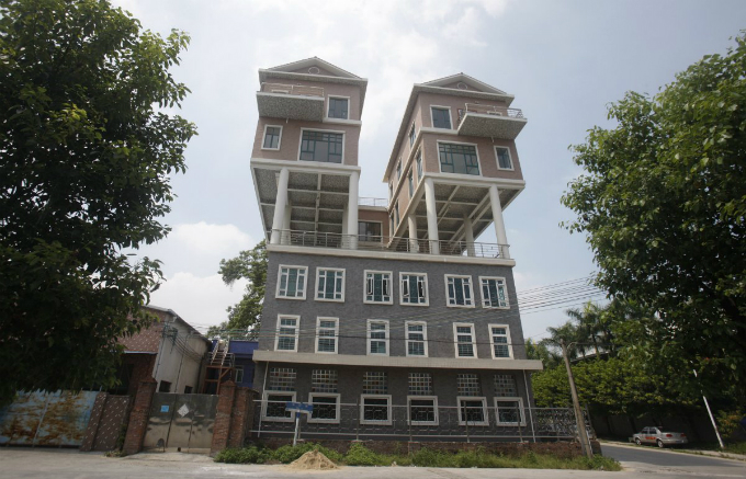 not to be outdone by the previous chinese sky high dwellings these precarious looking houses were built on the rooftop of a factory building in in dongguan china the houses were completed two years ago according t Zanimljivi prizori: Kuće kakve niste viđali do sada