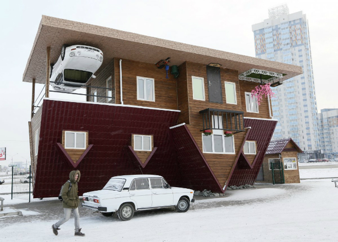 this house built upside down in russias siberian city of krasnoyarsk was constructed as an attraction for local residents and tourists the rooms inside are all upside down as well Zanimljivi prizori: Kuće kakve niste viđali do sada