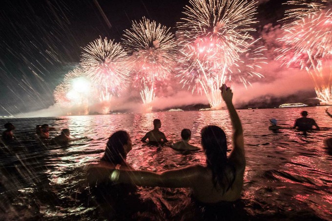 vatromet na plazi Rio de Žaneiro obeležava godišnjicu novogodišnjim vatrometom