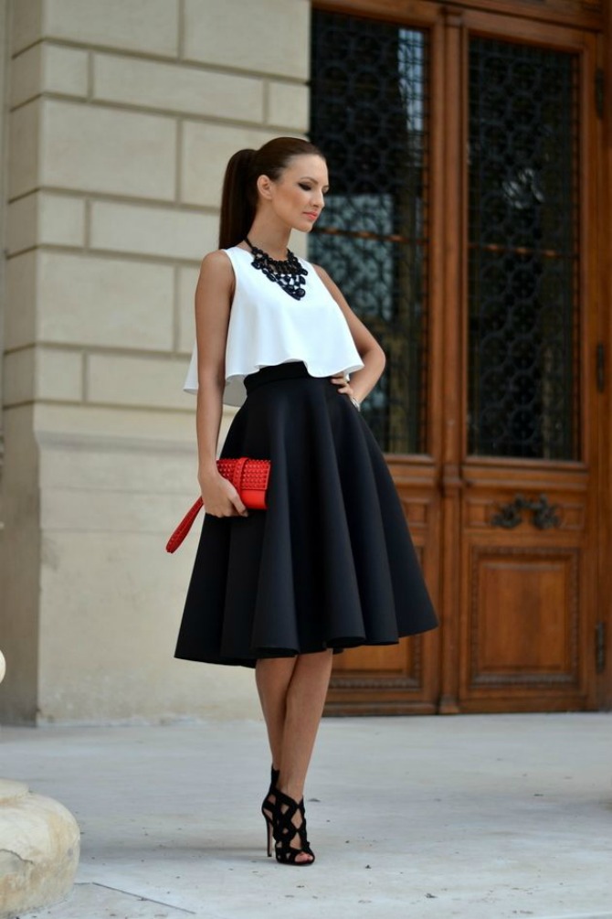 red clutch black and white outfit 5 razloga zbog kojih bi velike torbe trebalo da ZAMENITE malim