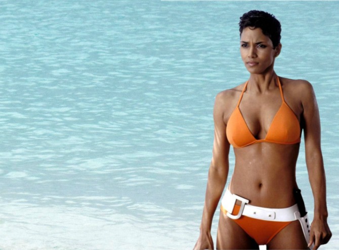 halle berry bond1 Kako su se modeli kupaćih kostima MENJALI tokom decenija