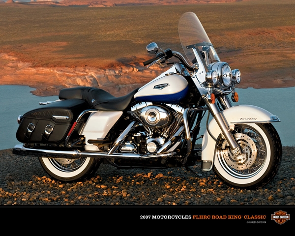 Harley Davidson FLHRC Road King Classic1 Moć na drumu: Harley Davidson