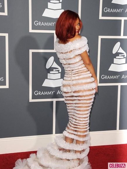rihanna grammys dress111 435x580 53. dodela Grammy nagrada