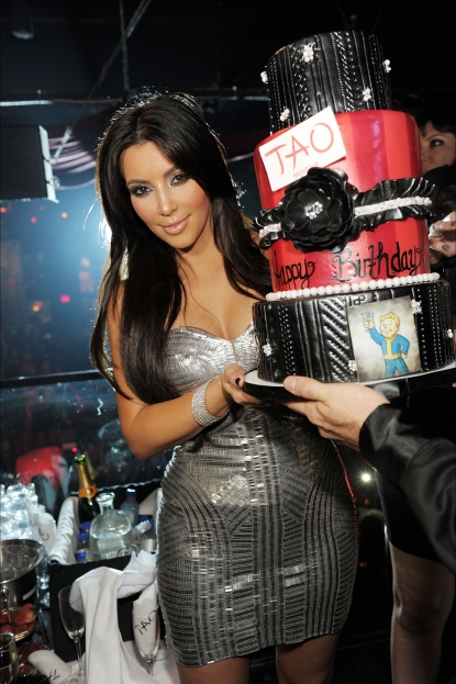 130933 kim kardashian admires her cake at her 30th birthday celebration at tao nightclub in las vegas on oc Najpoznatija mesta za provod na svetu 