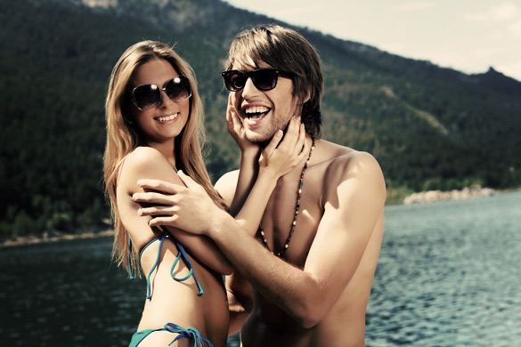 Happy young couple having a rest on a beach Dr LoveMaker – 10 stvari koje muškarci vole kod žena