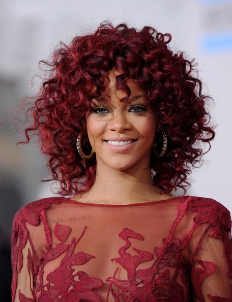 Rihanna+2010+American+Music+Awards+Arrivals+zqpZ3isfTJEl Male tajne kovrdžave kose