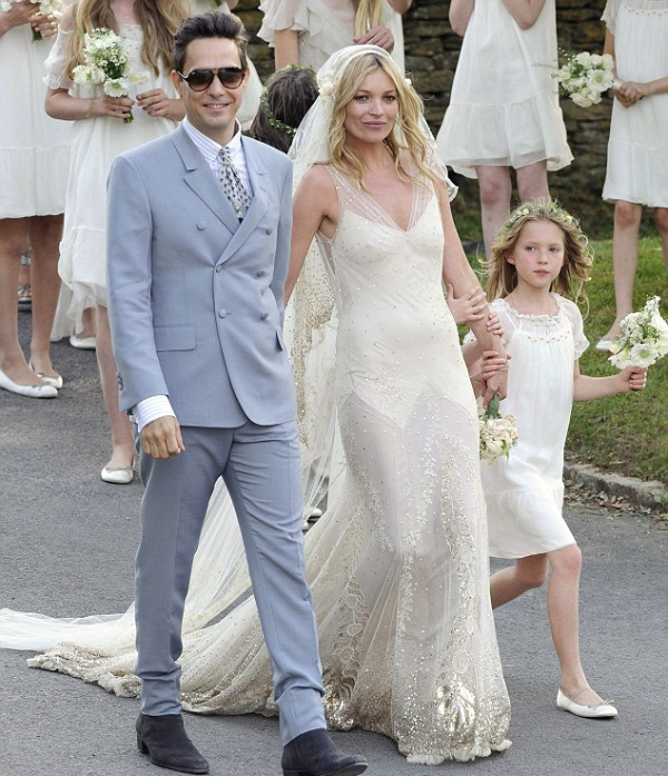 article 2010250 0CD2F94600000578 6 634x754 Celebrity Wedding: Kate Moss & Jamie Hince