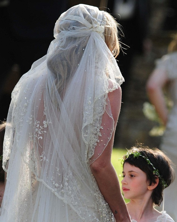 article 2010250 0CD2FD4A00000578 400 634x813 Celebrity Wedding: Kate Moss & Jamie Hince