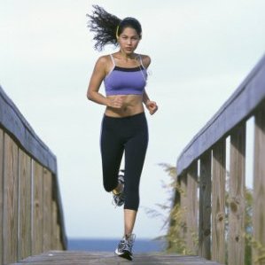 young woman running with headphones1 Muzika, najbolja motivacija za trening