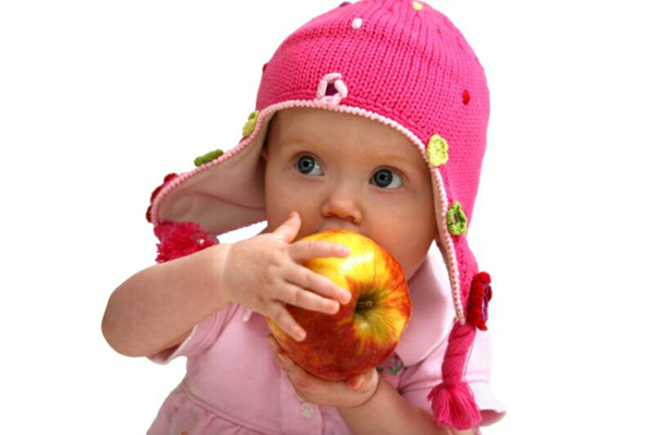Baby eating an apple op 800x5321 Pet stvari koje vas je mama učila, za koje se ispostavilo da su tačne