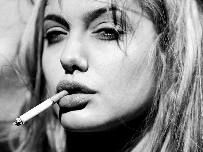 Pušenje na ulici 10 stvari koje muškarci ne vole da vide na ženama