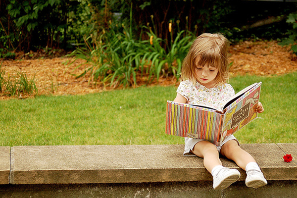 girl reading Pet stvari koje vas je mama učila, za koje se ispostavilo da su tačne