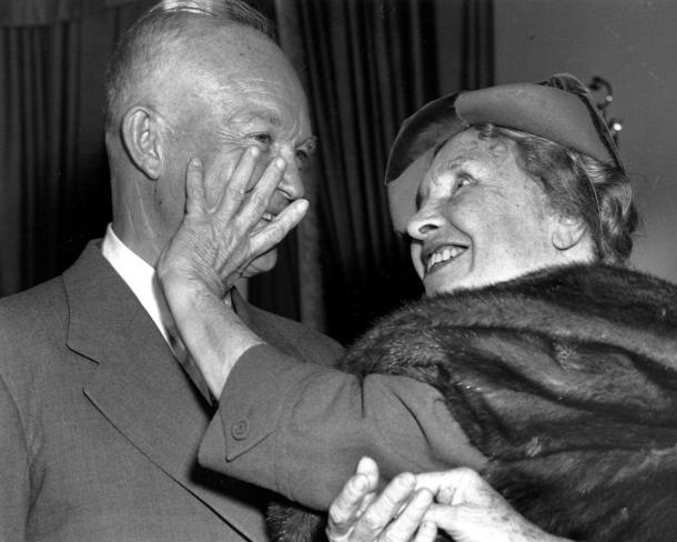 Helen Keler ìita s usana predsednika Ajzenhauera Eisenhower Ljudi koji su pomerali granice   Helen Keller