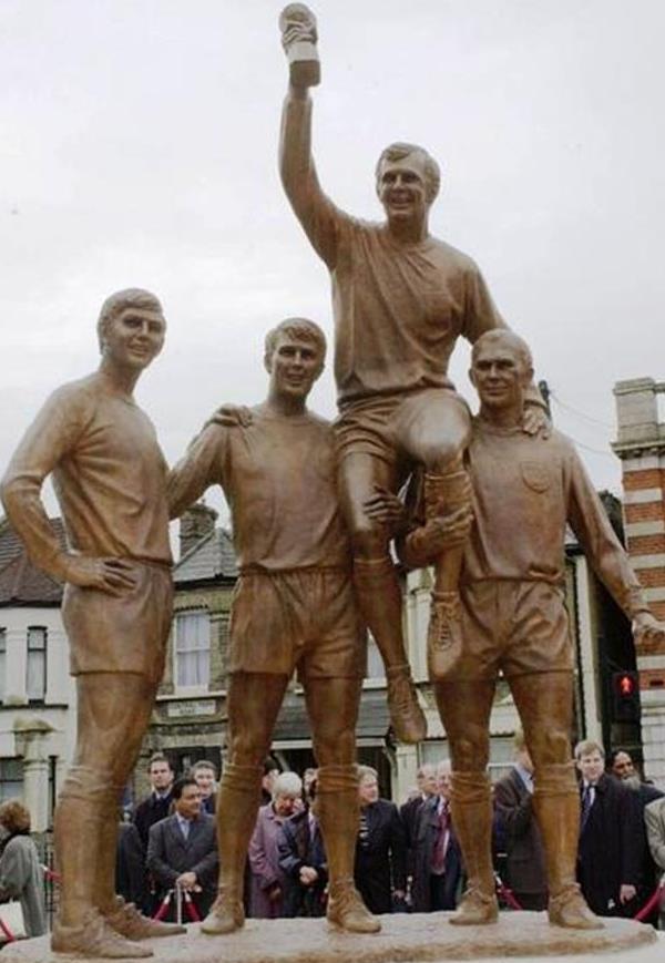 Champions statue Upoznajte čekićare – West Ham United F.C.