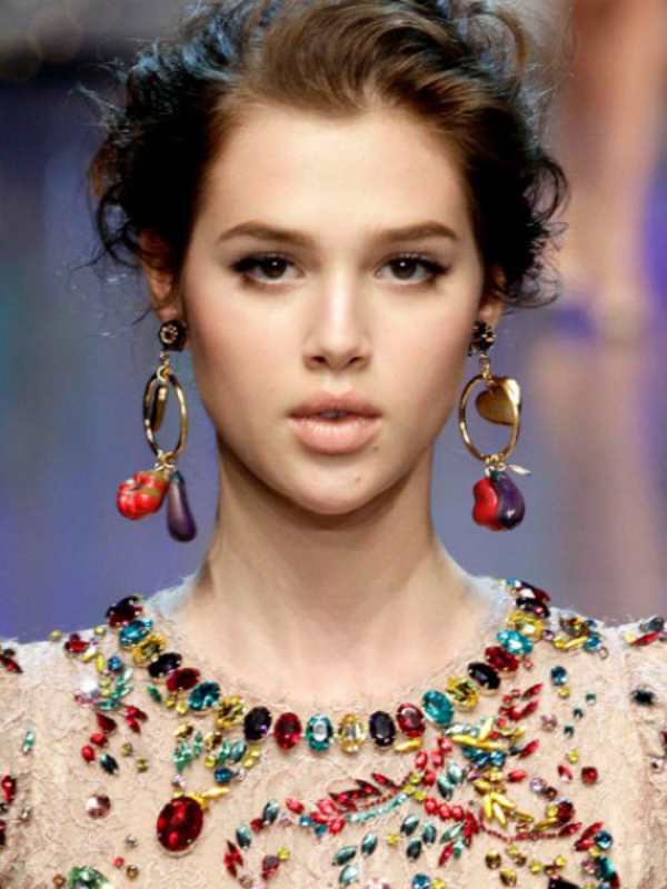 dolce gabbana rumenilo i savrsene obrve za prirodan look Beauty trendovi za januar 2012. godine