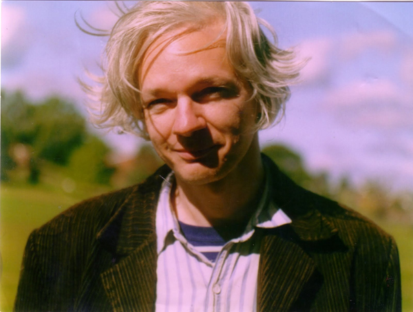 Julian Assange pre nego  to se obratio frizeru i stilisti Stil moćnih ljudi: Džulijan Asanž među najbolje obučenim muškarcima?