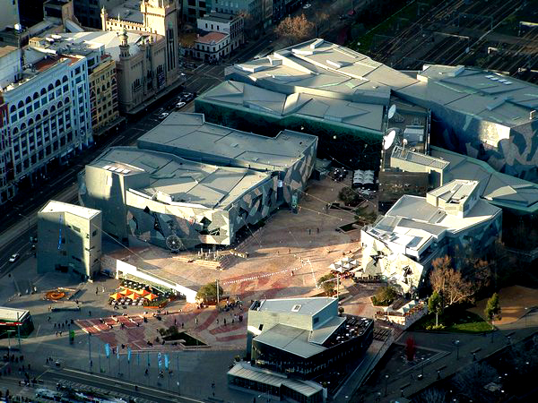 Slika 27 Trk na trg: Federation Square, Melburn