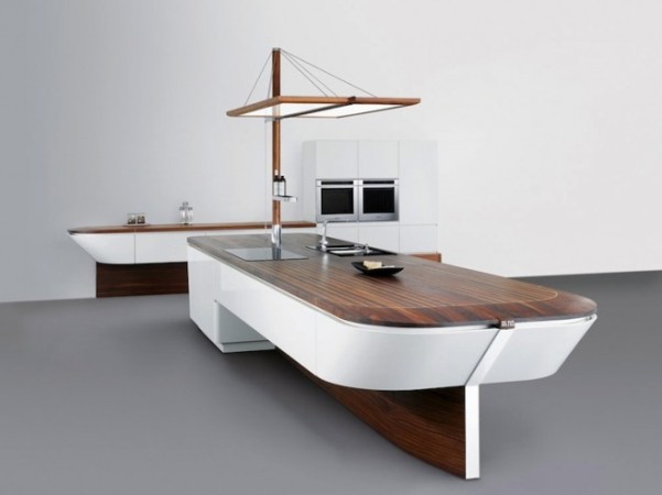 boat shaped kitchen 665x498 Da Vinci XXI: Ljubav na zidu i knjige na vodi