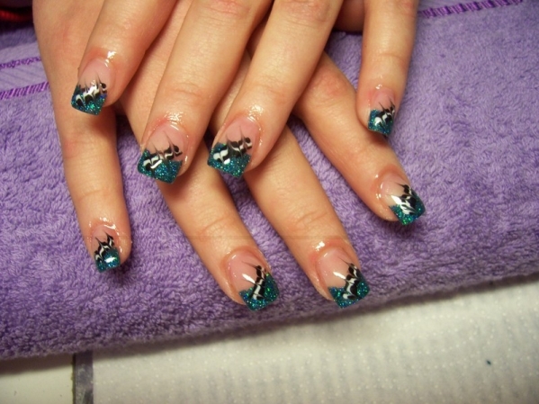 glittery nails Nokti: Beauty trendovi u svetu i kod nas