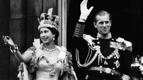 Krunisanje kraljice Elizabete Druge 1953 godine izvor BBC Stil moćnih ljudi: 60. dijamantski jubilej   bakuta je neuništiva