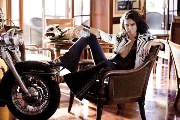 428 “Vogue Brasil”: Adriana Lima okupana suncem